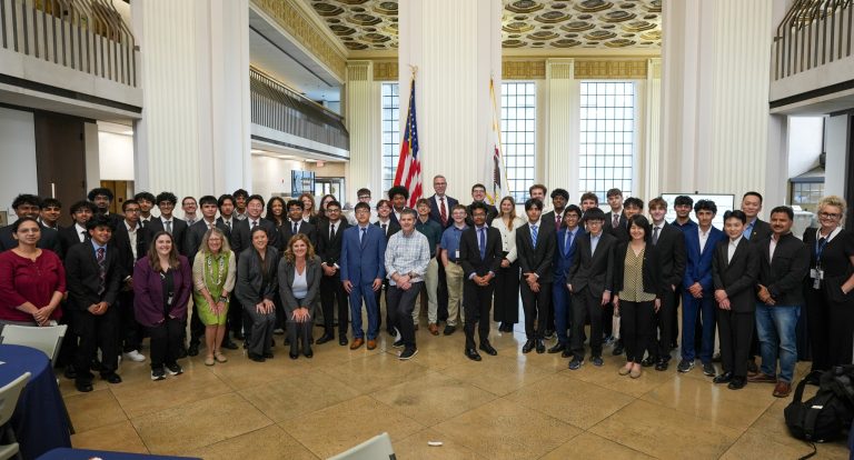 About 40 high school students posing with Treasurer Frerichs